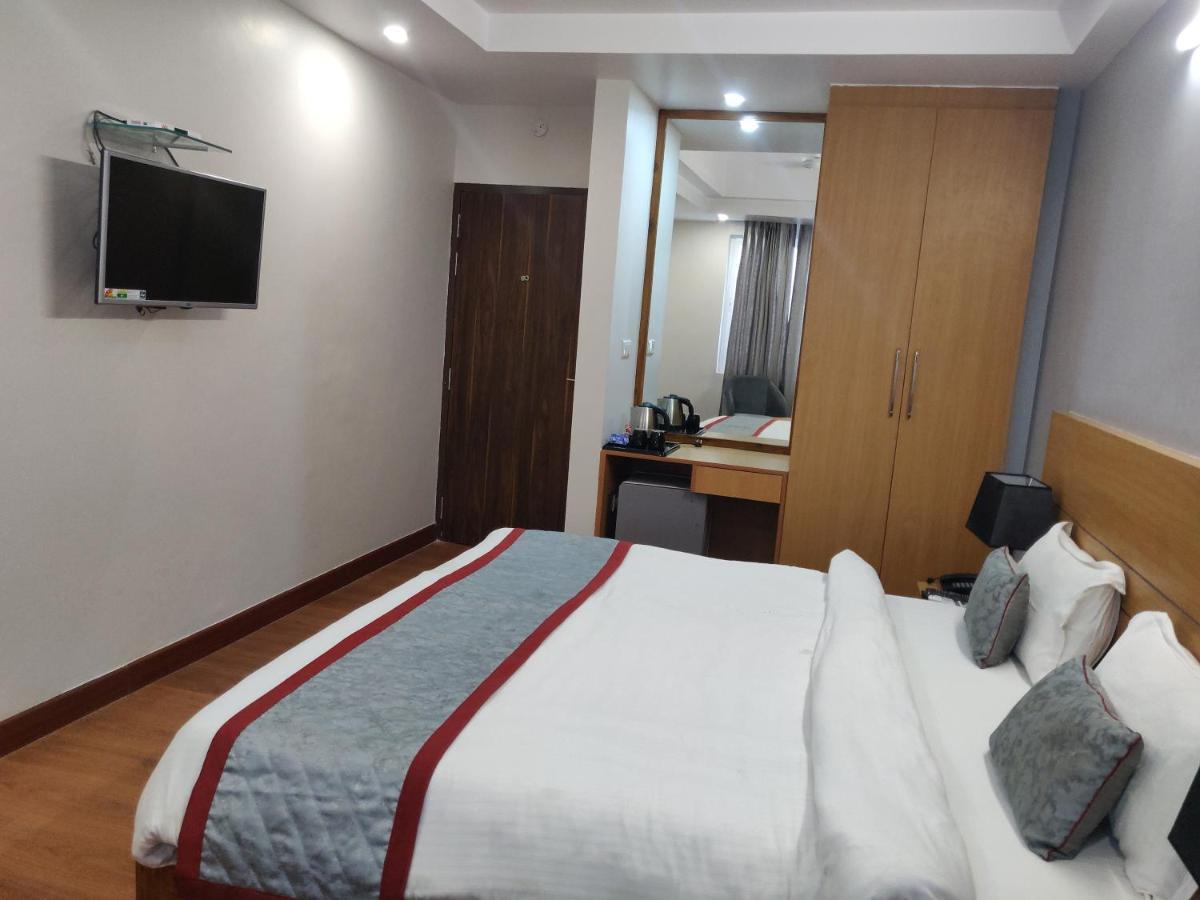 Hotel Sarvin Лакнау Екстериор снимка