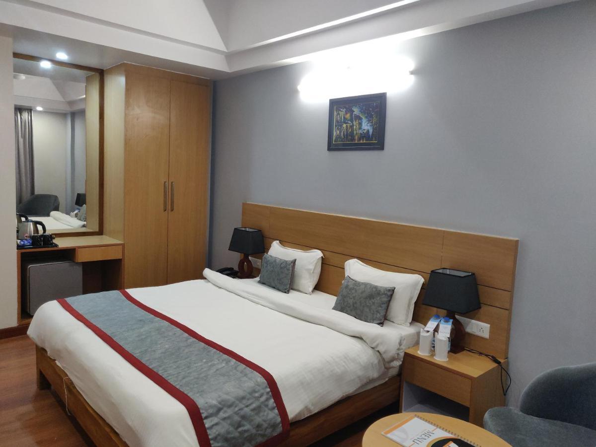 Hotel Sarvin Лакнау Екстериор снимка