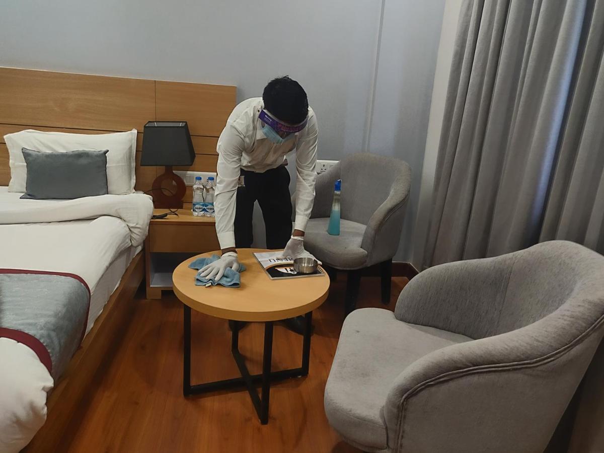 Hotel Sarvin Лакнау Екстериор снимка