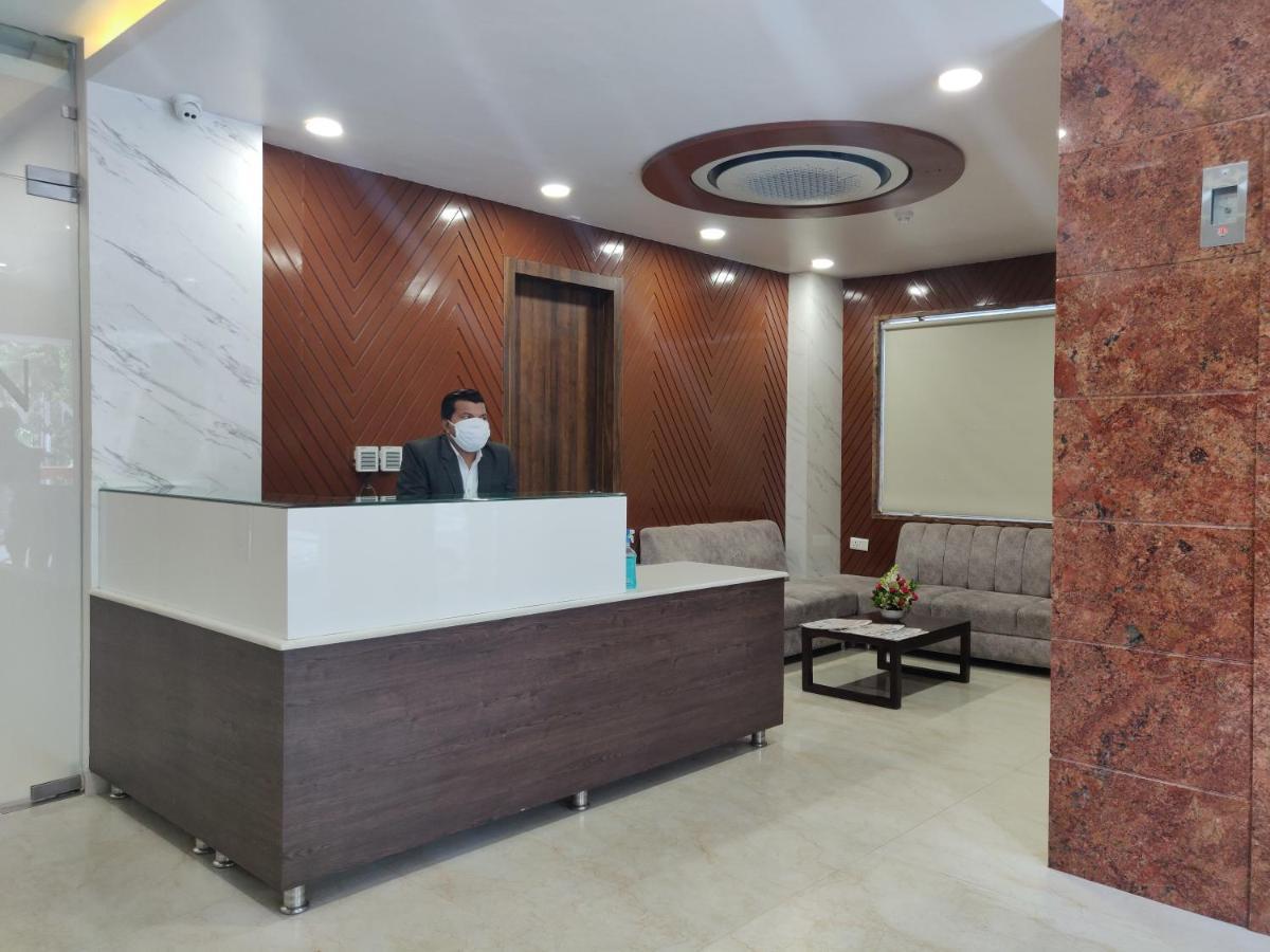 Hotel Sarvin Лакнау Екстериор снимка