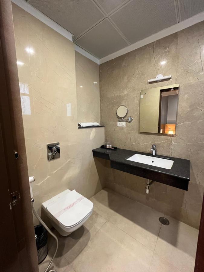 Hotel Sarvin Лакнау Екстериор снимка