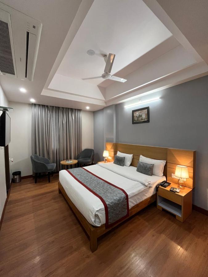 Hotel Sarvin Лакнау Екстериор снимка
