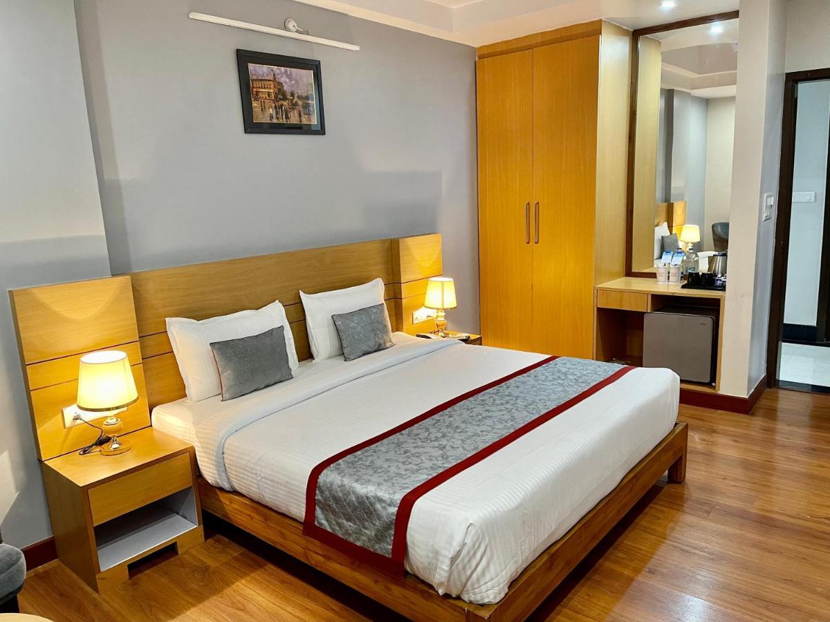 Hotel Sarvin Лакнау Екстериор снимка